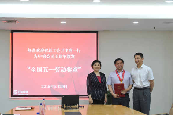 一個(gè)可以不要榮譽(yù)的奉獻(xiàn)者——記全國五一勞動(dòng)獎(jiǎng)?wù)芦@得者王建軍